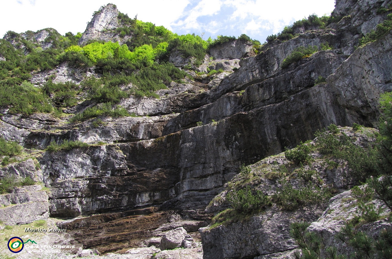 54 Sfioro di nuovo la grande parete rocciosa di metà valle....JPG